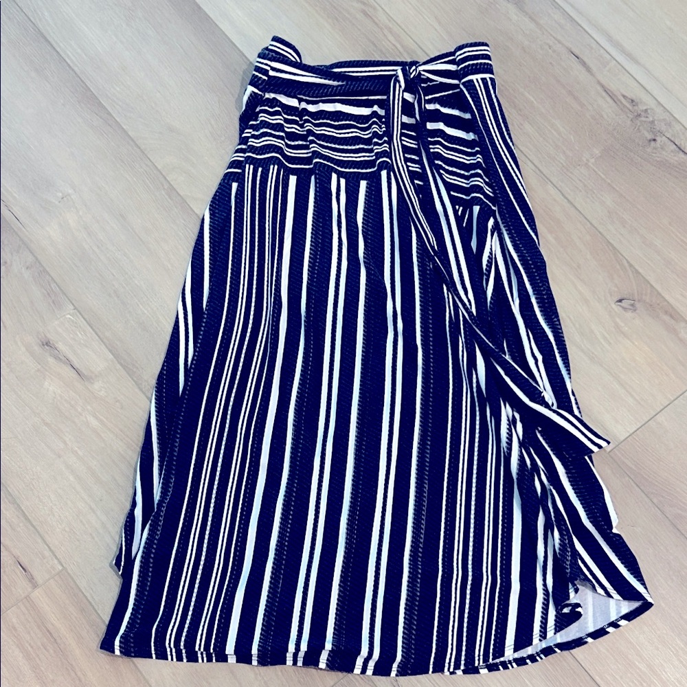 Tommy Bahama Navy and White Striped Midi Skirt stretchy sexy sz S